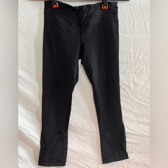 Lululemon Solid Black Wunder Under Cropped Leggings - Picture 2 of 5